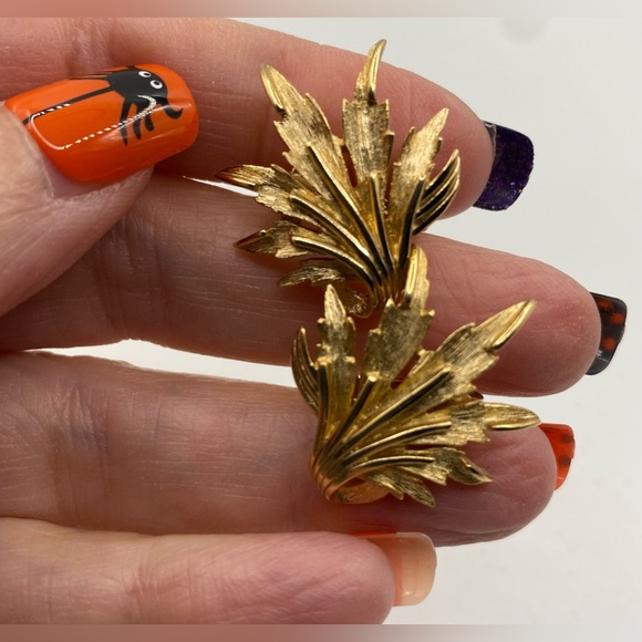 Crown Trifari Signed Leaf Pendant/Brooch & Clip On Earrings SET 50’s Vintage - Picture 3 of 12